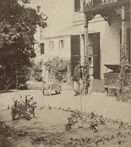 Mann hof eines hauses - im, photo